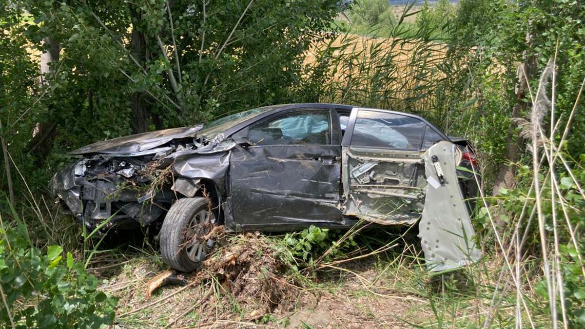 Takla atan otomobilde 2 kaymakam yaralandı