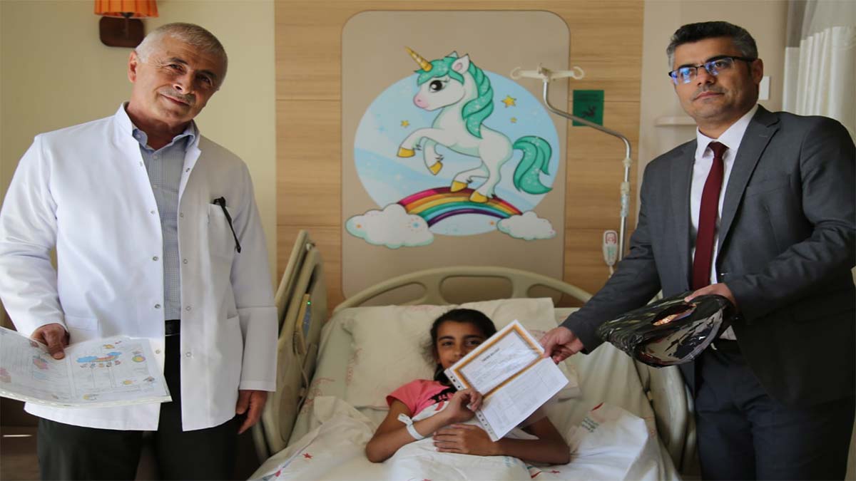 Tedavi gören öğrencilerin karne sevinci