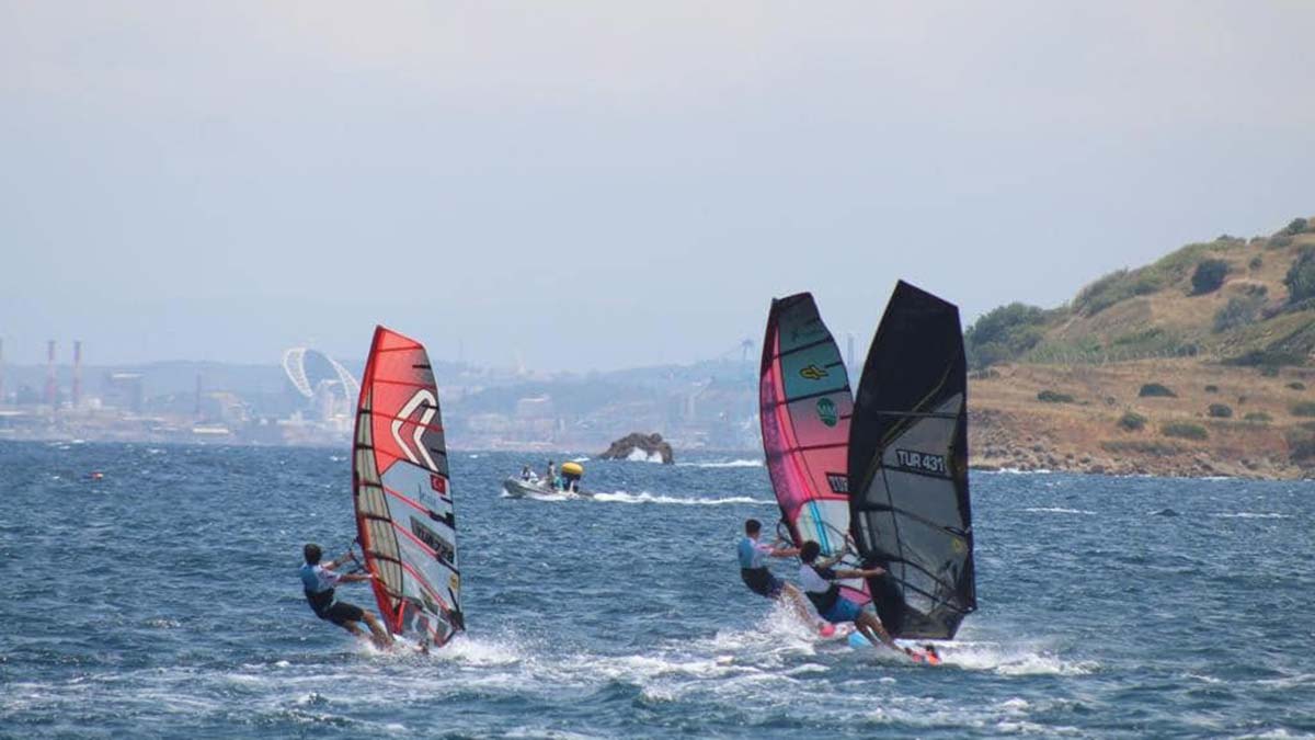 Türkiye Windsurf Slalom Ligi Foça'dan start aldı