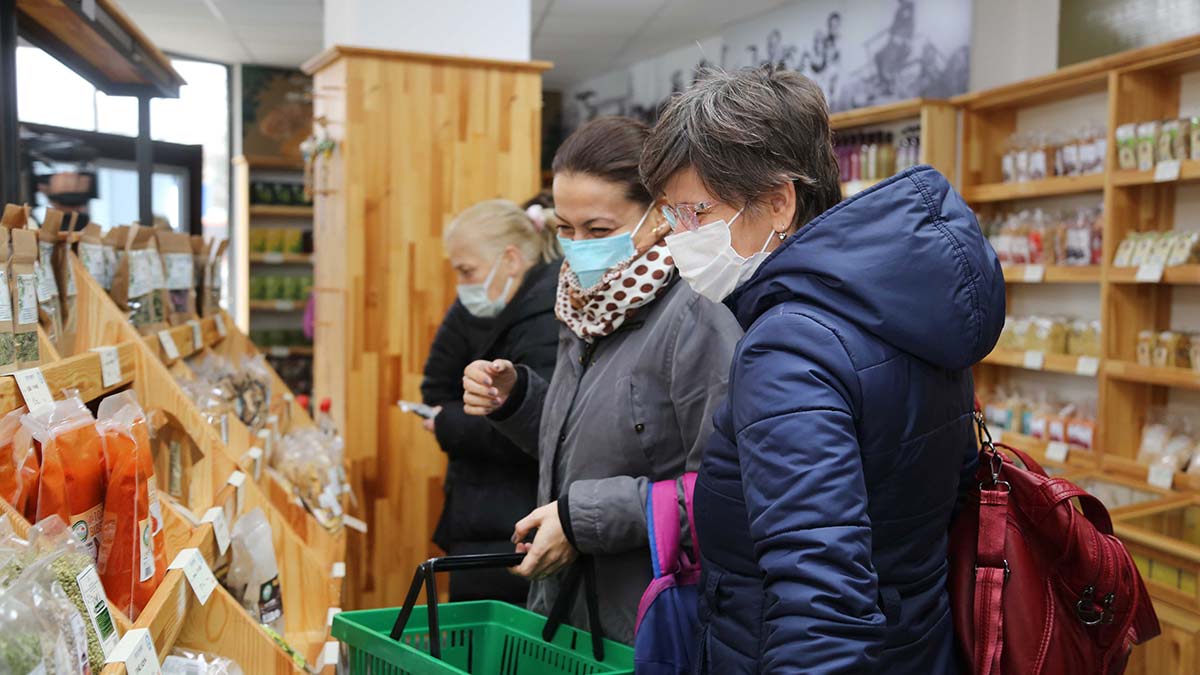 Türkiye’nin dört bir yanındaki üreticilere destek amacıyla kurulan Eskişehir Büyükşehir Belediyesi Üretici Marketlerde ucuz ve güvenilir ürünlerin satışları devam ediyor.