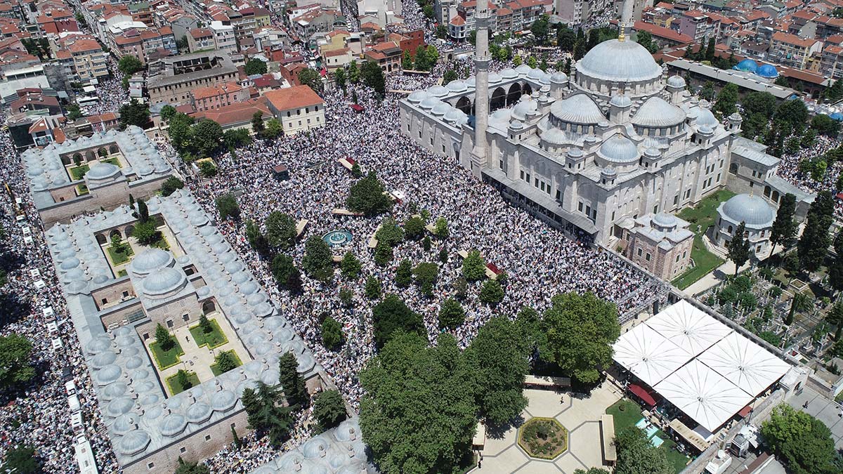 Ustaosmanoğlu'nun cenaze namazında yoğunluk