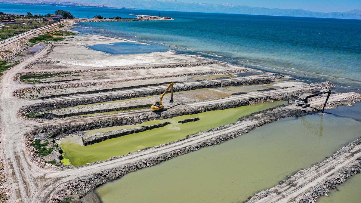 Van Gölü'nde balçık ve dip çamuru temizliği