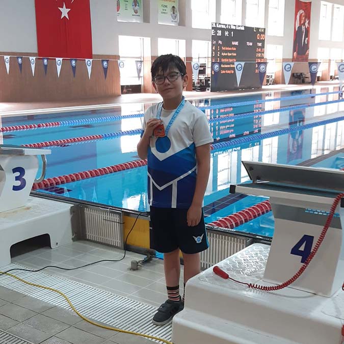 Yenimahalle sporcuları başarıdan başarıya koşuyor, yenimahalle belediyesi yüzme takımının minik sporcularından umut ata sarıkaya birinciliğe kulaç attı.