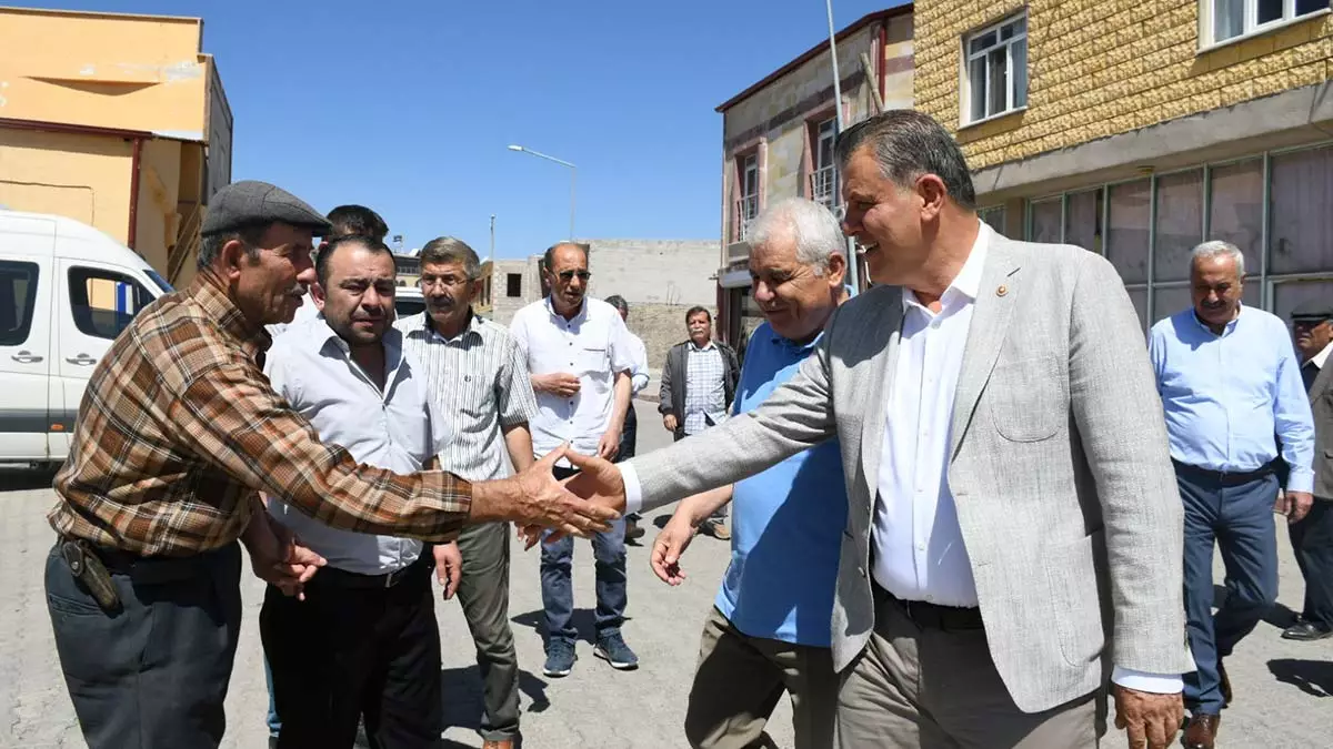 Nevşehir'de yurttaşlar isyan etti, isyan eden yurttaşlar  "ayağıma giyecek pantolon alamıyorum"  "gazi askerim, simit satarak geçinmeye çalışıyorum" "un bir günde 80 lira zamlandı" "elektrik faturamı ödeyemiyorum" dedi.