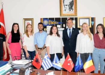 Yabancı öğrenciler derece ile mezun oldu