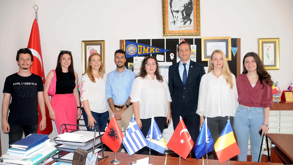 Yabancı öğrenciler derece ile mezun oldu