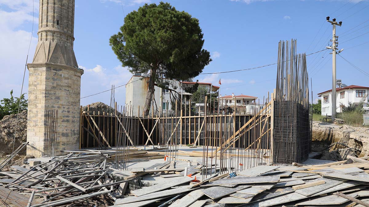 Yangında hasar gören tarihi camiye yeniden inşa