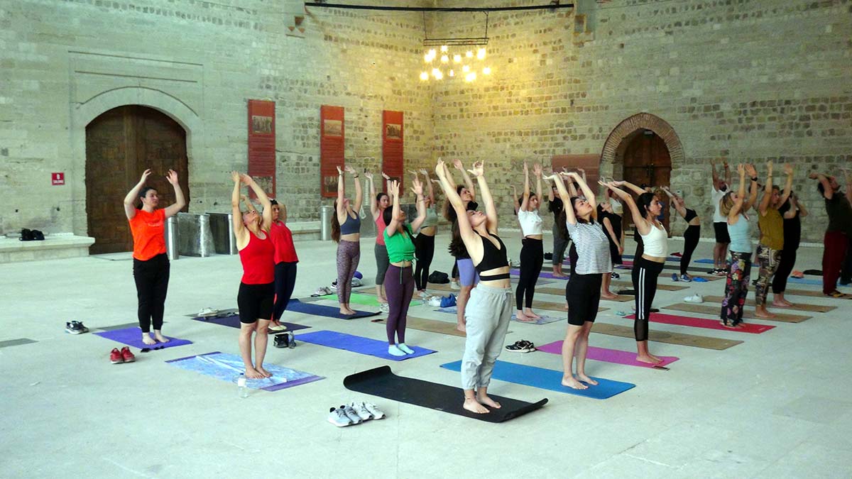 Yoga gununde kervansarayda yoga etkinligi 1 - yaşam - haberton