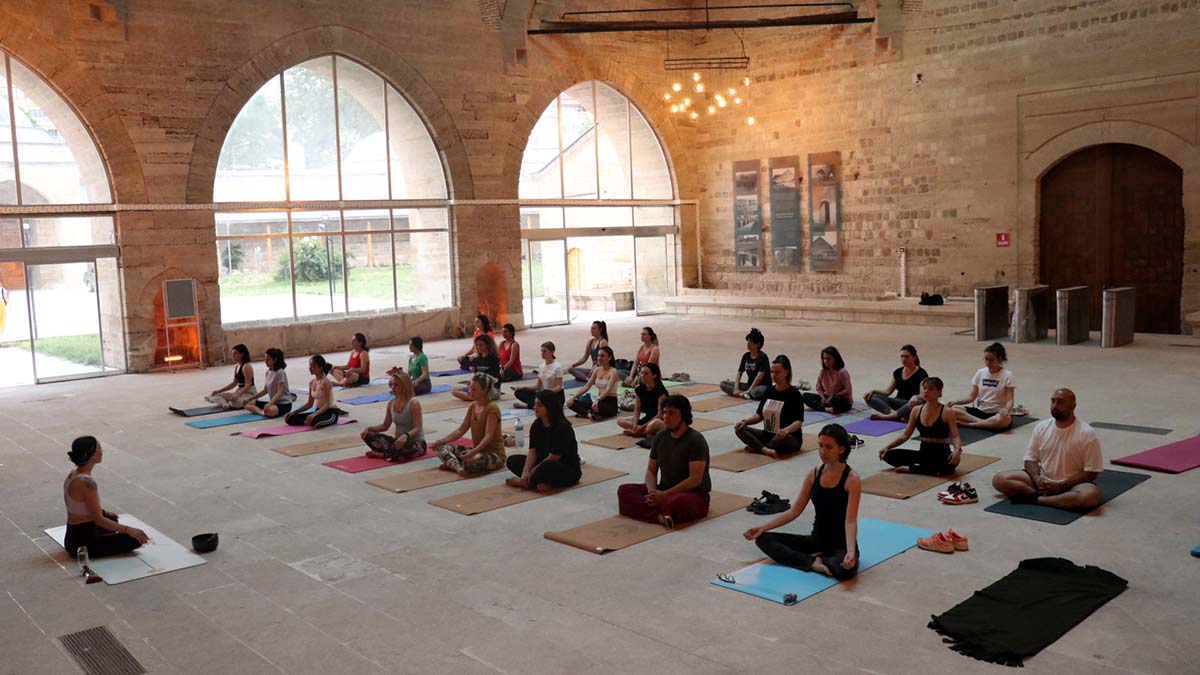 Yoga Günü'nde, kervansarayda yoga etkinliği