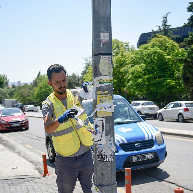 İzinsiz asılan afişler kaldırılıyor