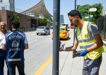 İzinsiz asılan afişler kaldırılıyor