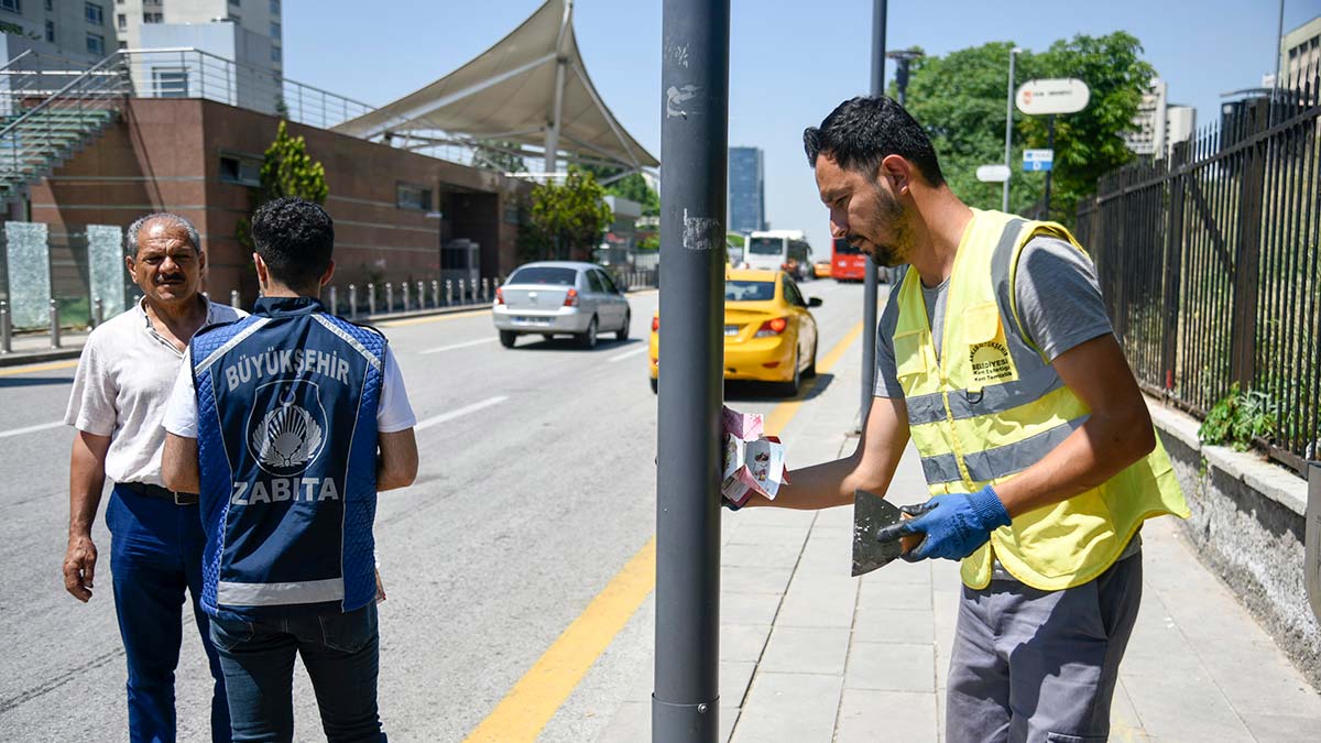 İzinsiz asılan afişler kaldırılıyor