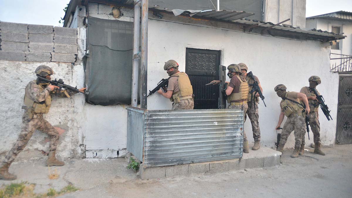 Adana'da 46 firari şüpheli gözaltında