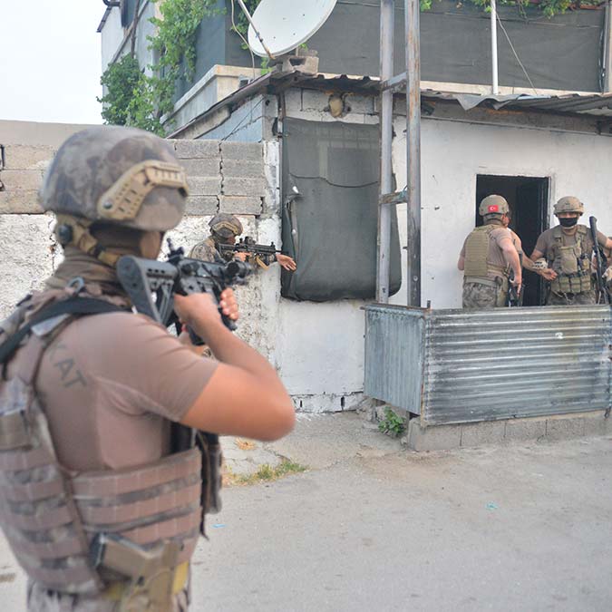 Adana'da 46 firari şüpheli gözaltında