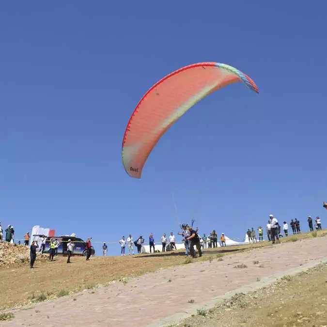 Hacı muhammed dağında yamaç paraşütü festivali
