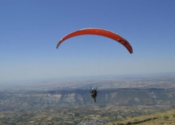 Hacı Muhammed Dağında yamaç paraşütü festivali