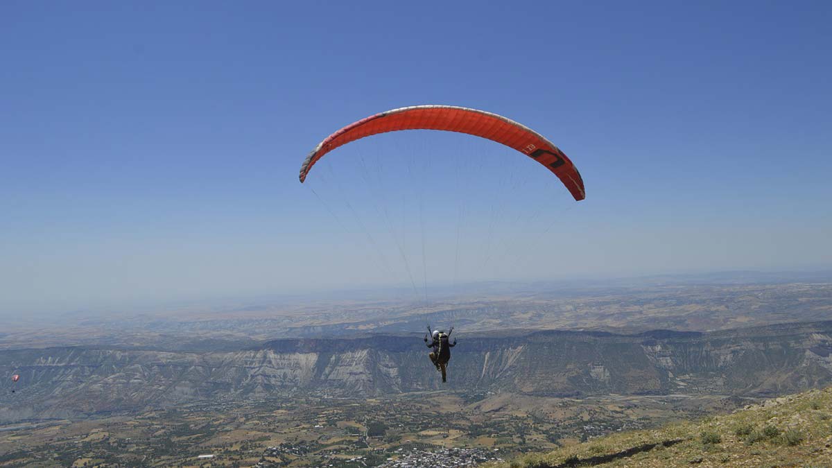 Hacı Muhammed Dağında yamaç paraşütü festivali