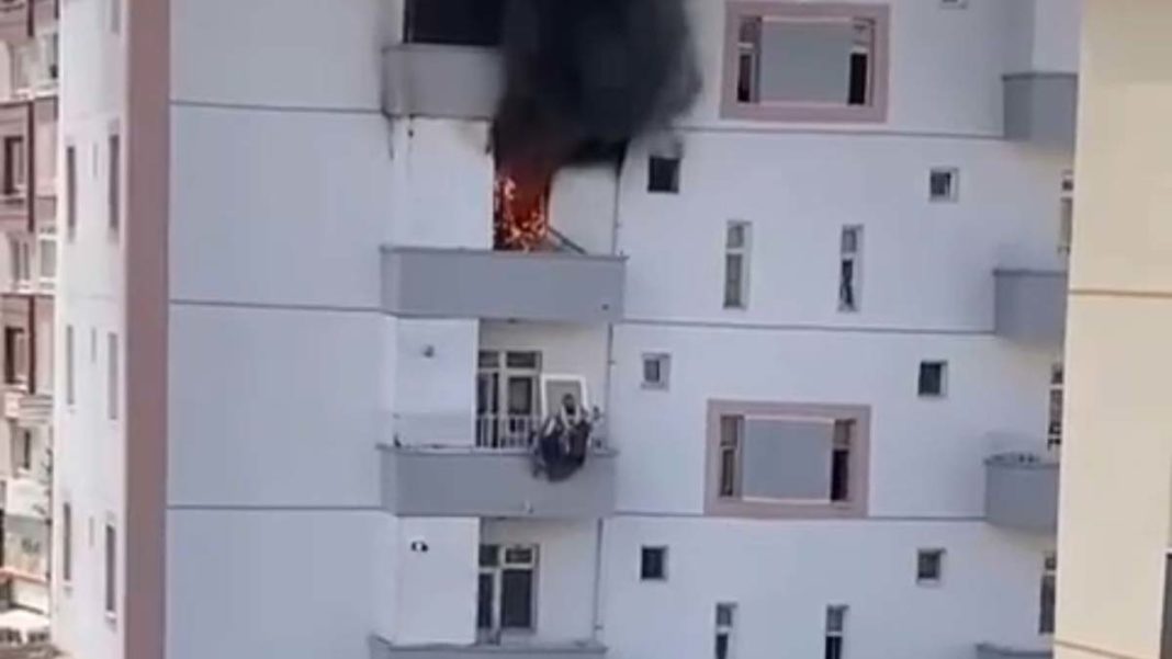 Afgan ailenin yaşadığı evde yangın