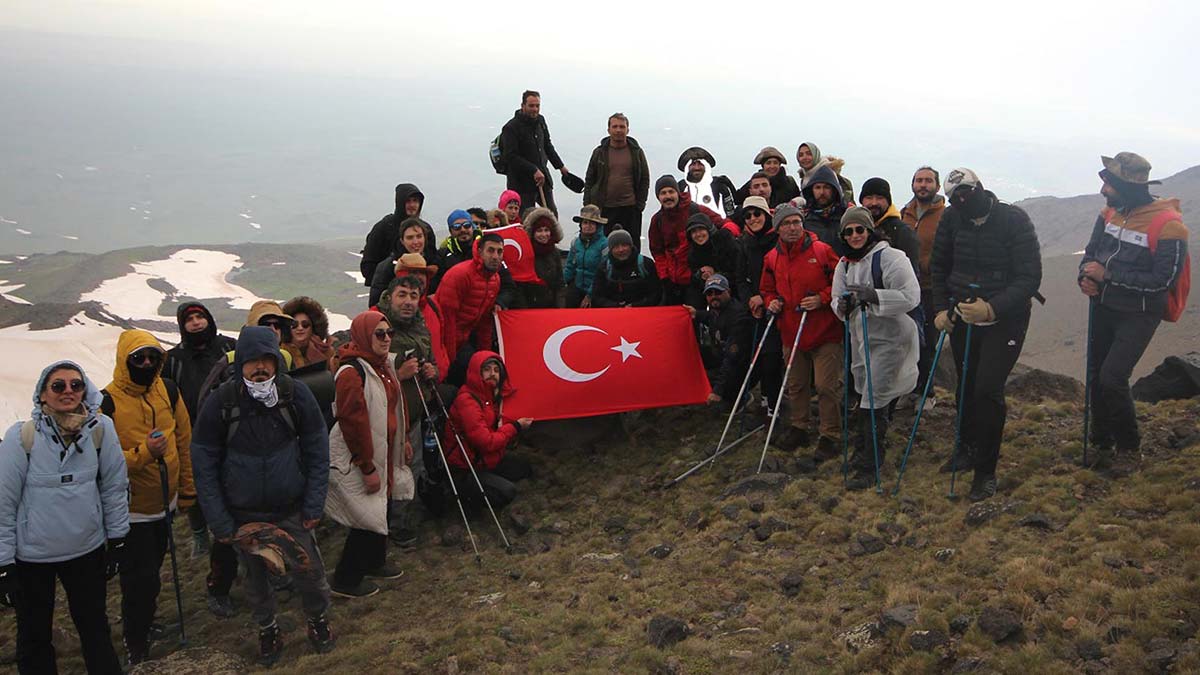 Ağrı Dağı'na tırmanan dağcılara fırtına engeli