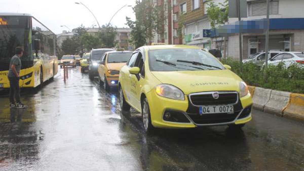 Ağrı'da taksiciler akaryakıt zamlarına tepki gösterdi
