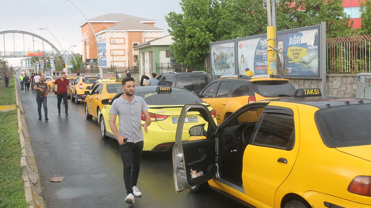 Ağrı'da taksiciler akaryakıt zamlarına tepki gösterdi