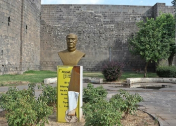 Ahmed Arif'in büstündeki şiire zarar verdiler