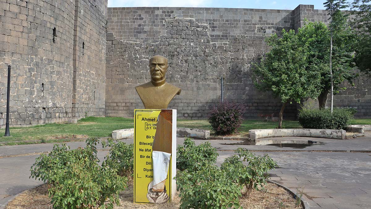 Ahmed Arif'in büstündeki şiire zarar verdiler