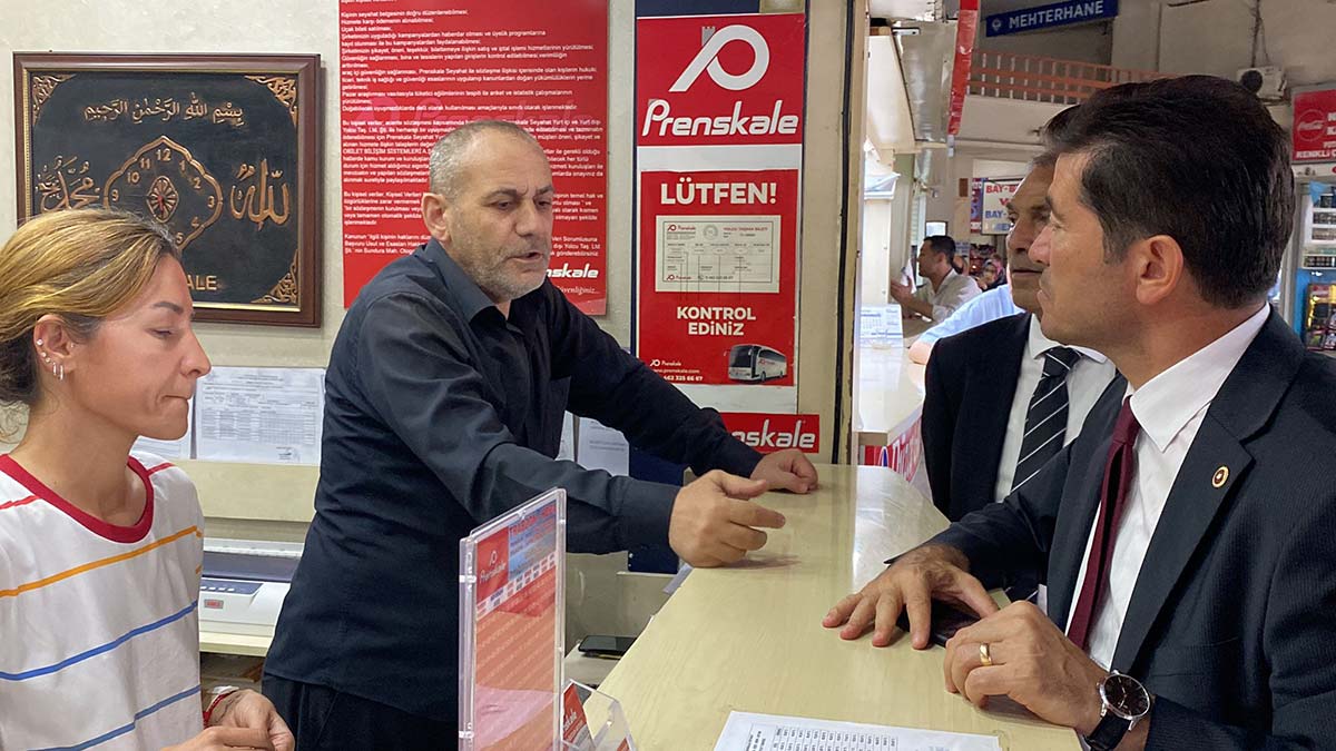 Cumhuriyet Halk Partisi (CHP) Trabzon Milletvekili Ahmet Kaya, Trabzon Otogarını ziyaret etti. Kaya, "Otobüsçü mazottan, yolcular bilet fiyatlarından şikayetçi" dedi.