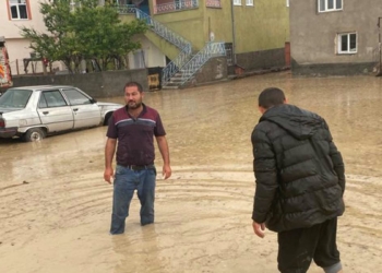 Dereler taştı 15 ev ile 3 mandırayı su bastı
