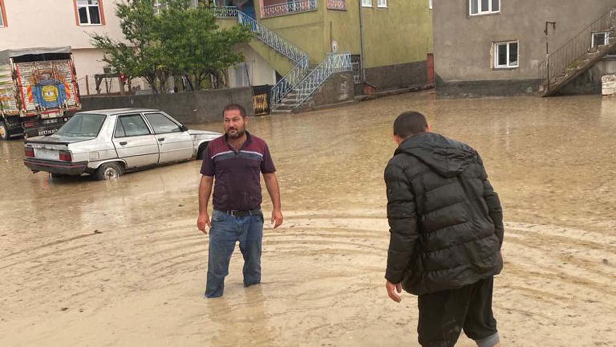 Dereler taştı 15 ev ile 3 mandırayı su bastı