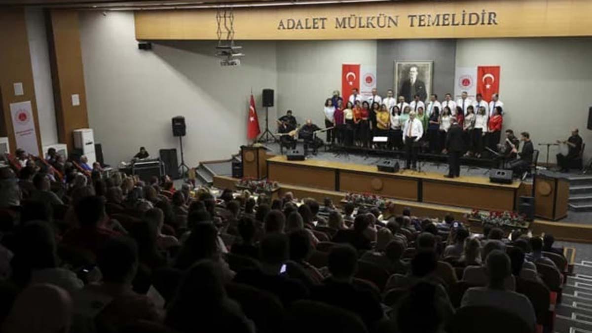 Ankara Adliyesi'nde hakim ve savcılardan konser