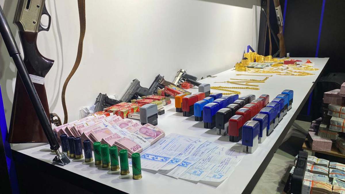 Ankara merkezli 29 ilde, demir çelik fiyatlarını manipüle eden, 105 milyar liralık sahte faturayla kamuyu 25 milyar zarara uğratan şirketlere yönelik düzenlenen 'Demir Yumruk' operasyonunda aralarında Erol Eşrefoğlu’nun (Evcil) da bulunduğu 3 ayrı suç örgütünün lideri ile birlikte 250 şüpheli gözaltına alındı.