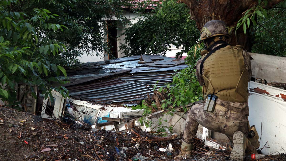 Ankara merkezli 8 ilde süpürme operasyonu