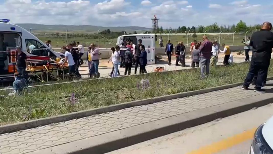 Ankara'da işçi servisi devrildi; 19 yaralı