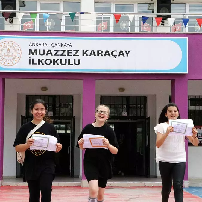Ankara'da karnelerini alan öğrenciler heyecan yaşadı