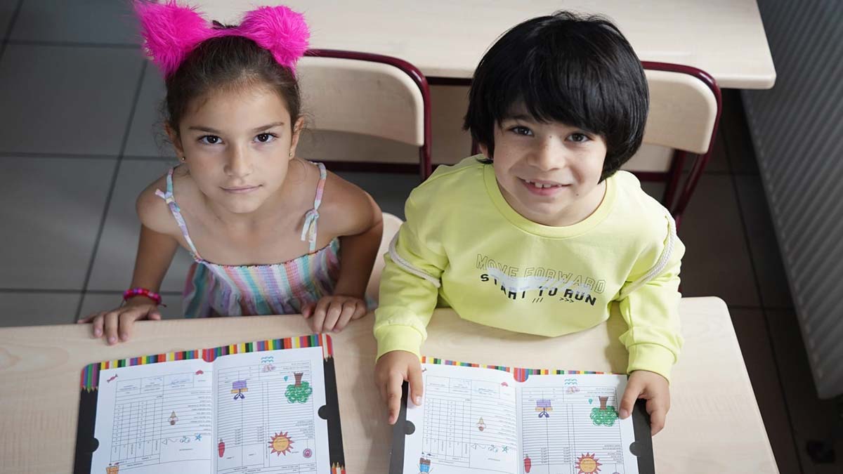 2021-2022 eğitim ve öğretim yılının sona ermesiyle Ankara'da karnelerini alan öğrenciler tatile girmenin sevincini yaşadı.