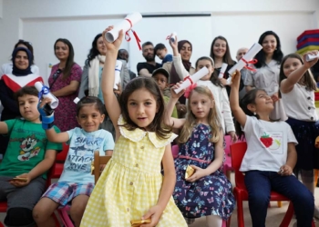 Ankara'da karnelerini alan öğrenciler heyecan yaşadı