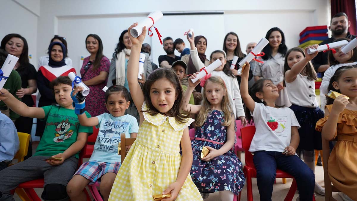 Ankara'da karnelerini alan öğrenciler heyecan yaşadı