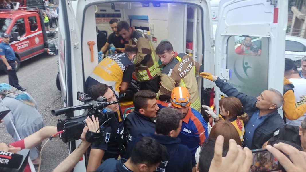 Ankara'da sağanak nedeniyle su basan binada 1 kişinin cansız bedenine ulaşıldı.