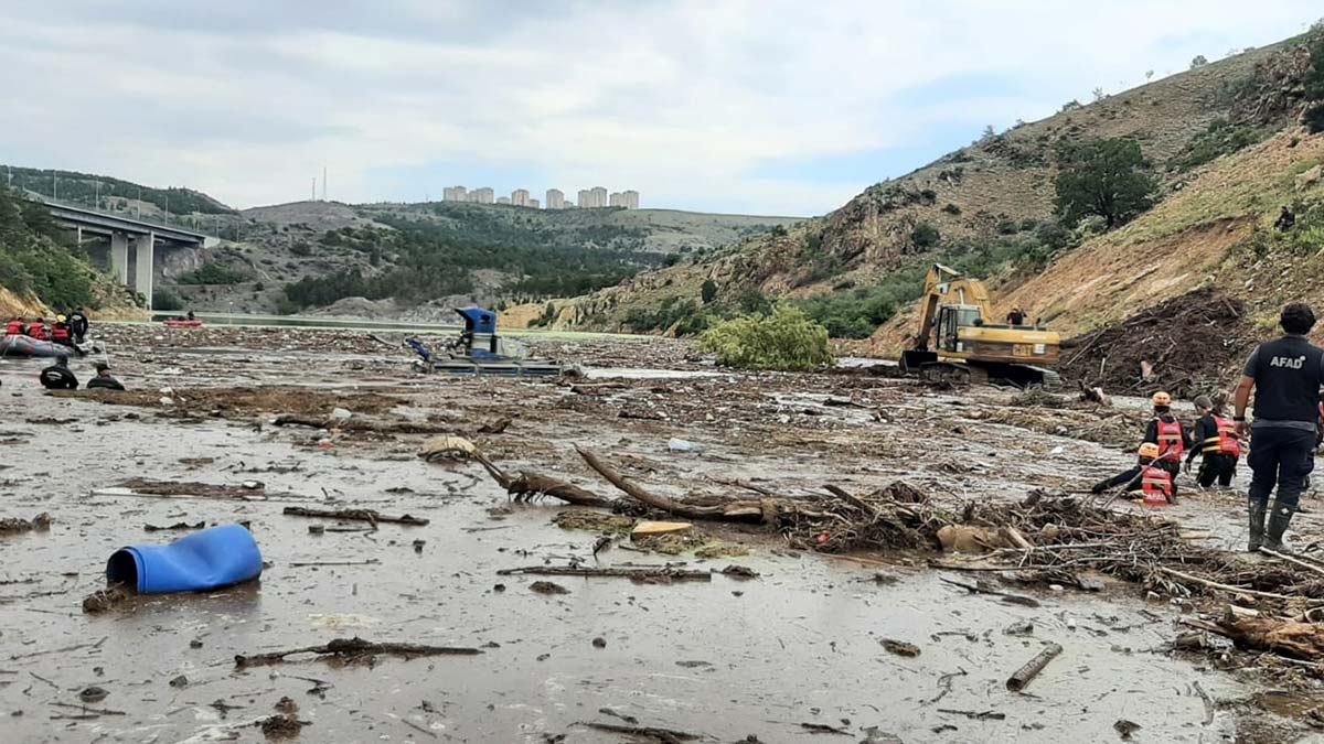 Selde kaybolan arıcıyı 350 kişi arıyor