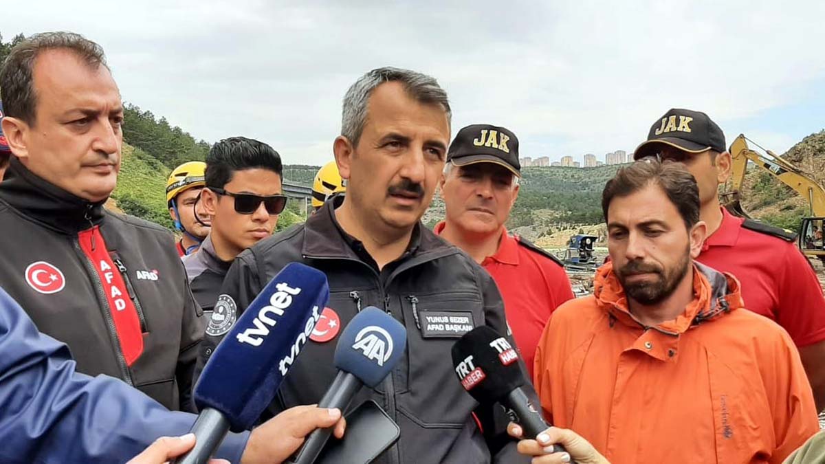 Ankara'nın Altındağ ilçesinde, sağanak sonrası meydana gelen selde kaybolan arıcı Ramazan Gök'ü (66) arama çalışmaları sürdürülüyor.