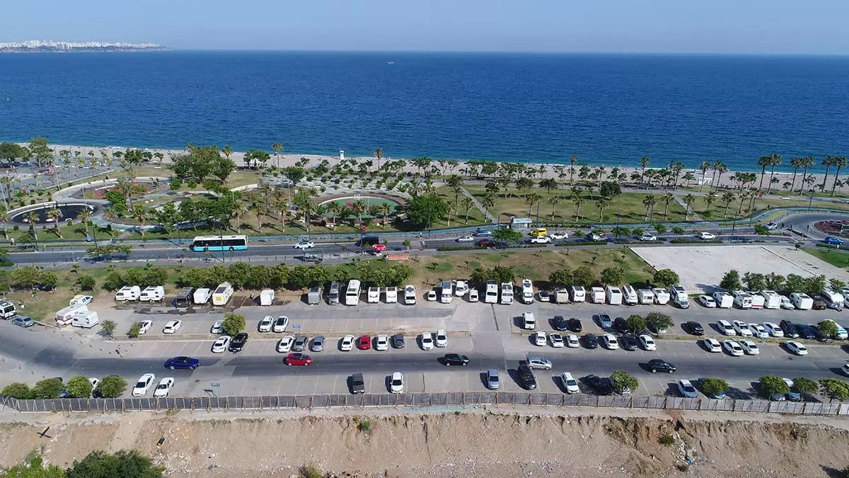Antalya büyükşehir belediyesi, konyaaltı sahil şeridindeki cadde ve sokaklarda karavanların oluşturduğu yoğun trafikle ilgili şikayetlerin artması üzerine arapsuyu mahallesi'nde yeni karavan parkı oluşturulması, cadde ve sokaklara karavan parkının yasaklanması için harekete geçti.