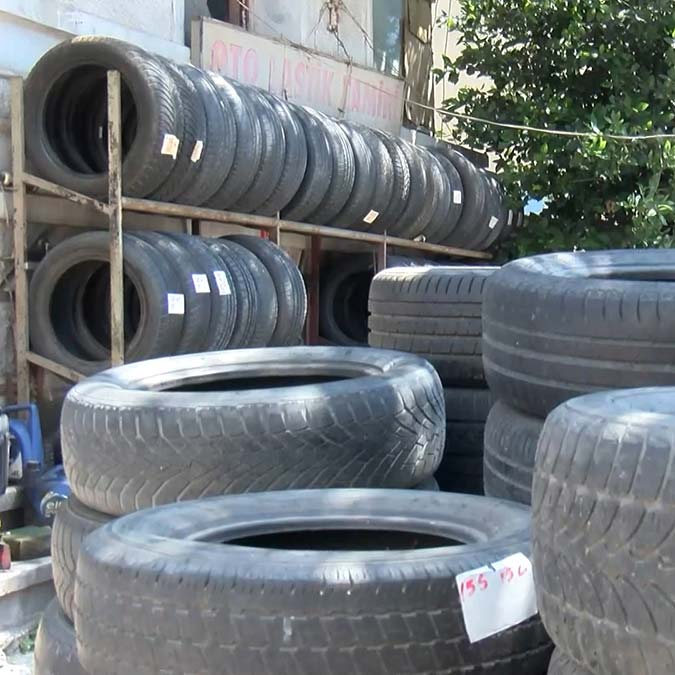 Son araştırmalar, akciğerlerde mikroplastik kalıntılara rastlandığını ortaya koydu. Uzmanlar araç lastiklerinin asfalta sürtünmesiyle kopan mikroplastiklerin, yol kenarlarında solunan havadan akciğerlere ulaştığını ortaya çıkardı.