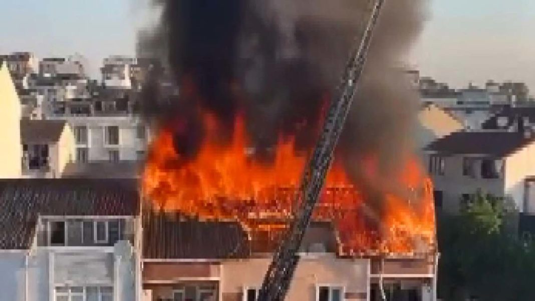 Arnavutköy'de 4 katlı binanın çatı katı yandı