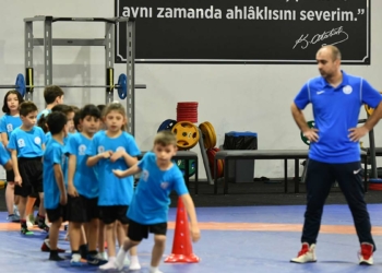 Başkentli çocukların ve gençlerin kişisel gelişiminde yeni ufuklar açarak eğitim hayatlarına katkı sağlamayı hedefleyen Ankara Büyükşehir Belediyesi'nin Yaz Okulu açılıyor.