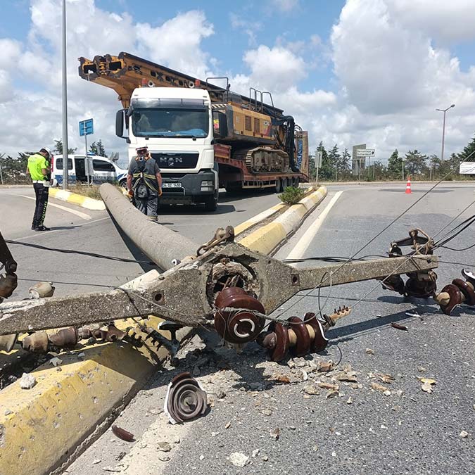 TIR'ın üzerindeki vinç beton direği devirdi