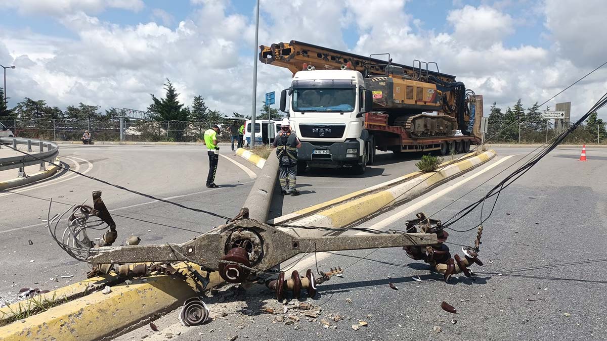 TIR'ın üzerindeki vinç beton direği devirdi