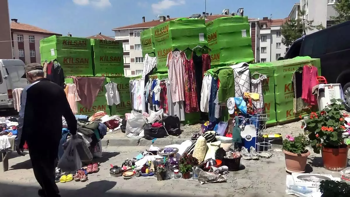 İstanbul'da beklenen depremde riskli ilçeler arasında gösterilen avcılar'da, kentsel dönüşüm kapsamında uzun süredir bitirilemeyen inşaatlar semt pazarcılarına tezgah oldu.
