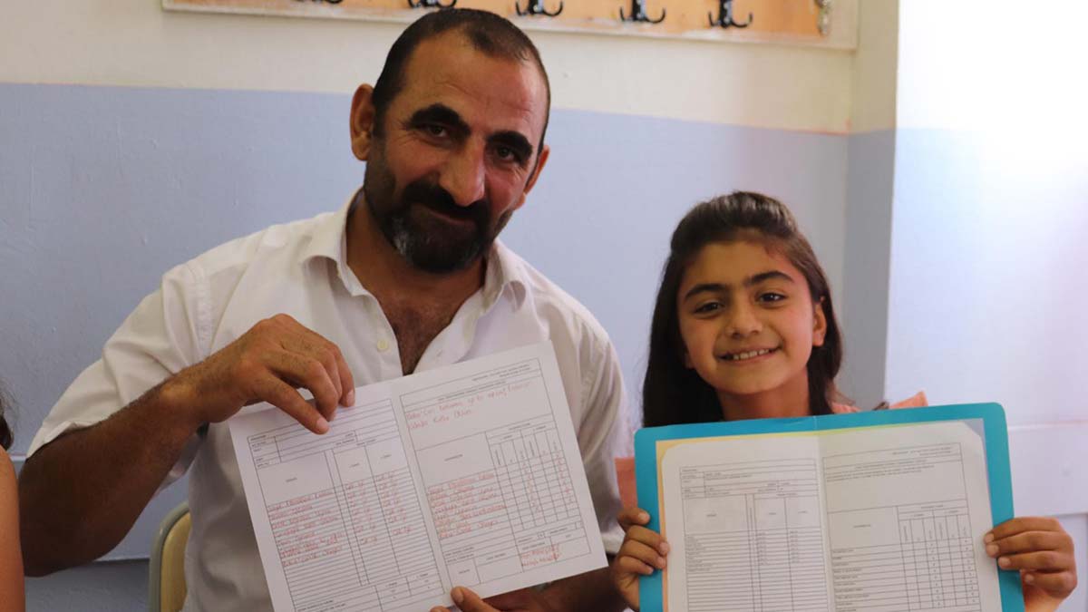 Babalar çocuklarıyla karne aldı