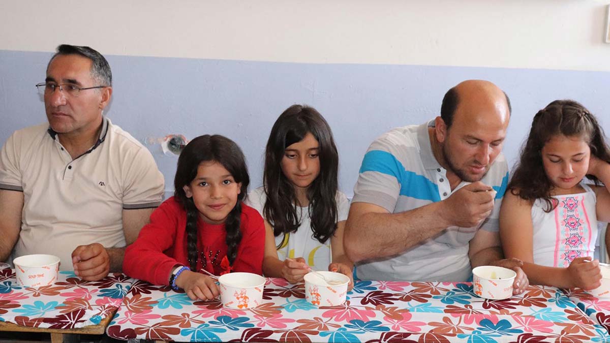 Babalar çocuklarıyla karne aldı